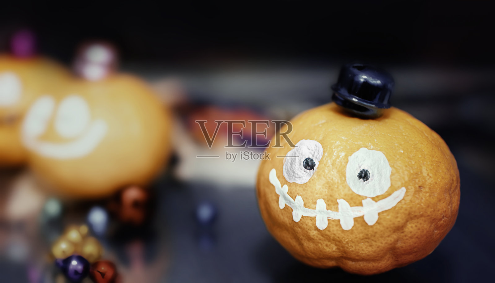 橙色的万圣节鬼魂。照片摄影图片