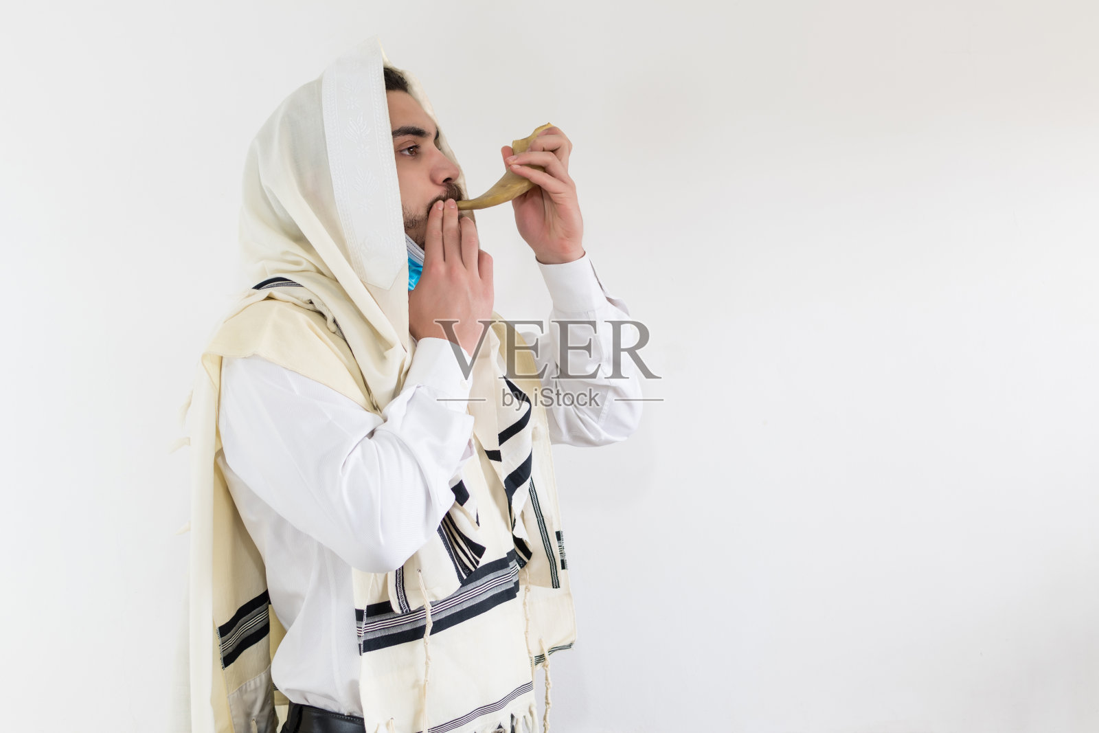 在犹太教仪式中吹羊角号的犹太教男子照片摄影图片