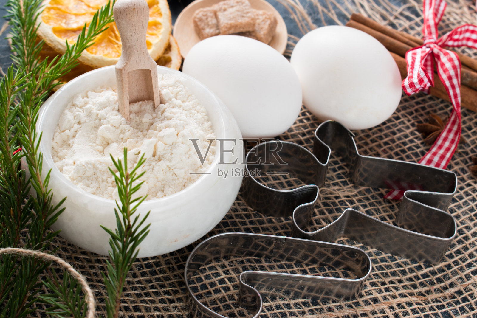 烘焙原料。面粉和鸡蛋。姜饼照片摄影图片