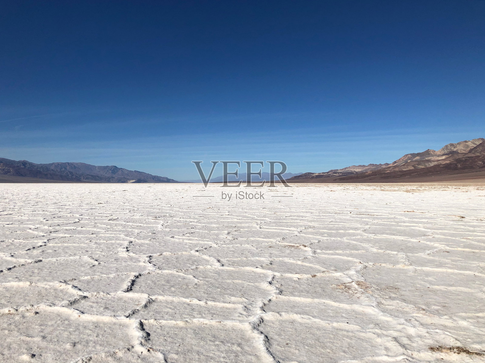 在美国加州死亡谷国家公园的蓝天下，坏水盆地的盐滩照片摄影图片