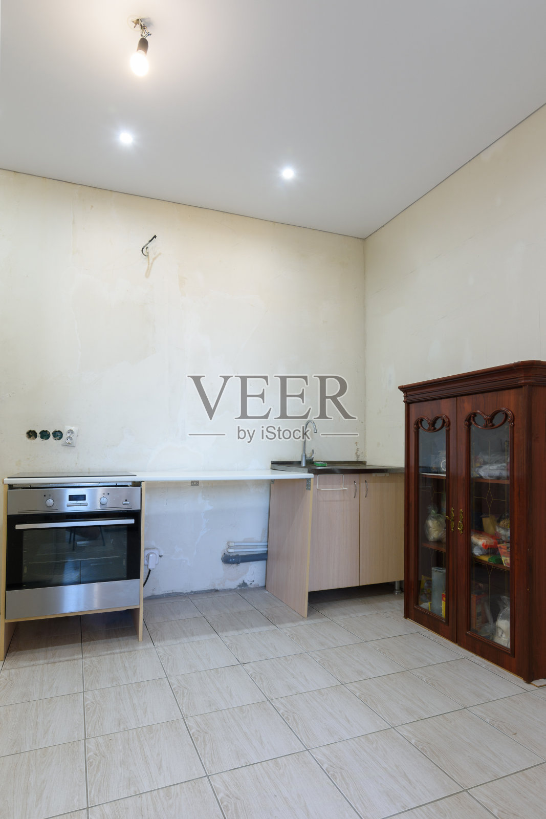 这是一个廉价的临时厨房，由废旧材料组装而成照片摄影图片