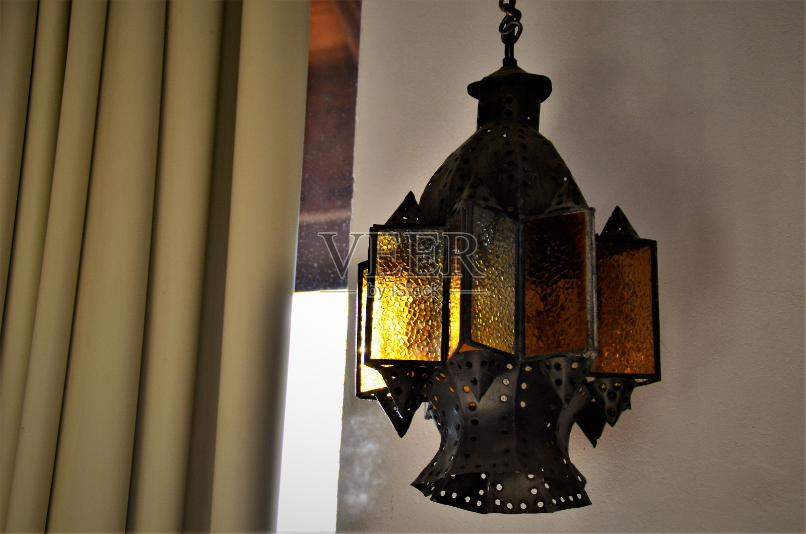 一个质朴的黄铜吊灯和黄色的彩色玻璃照片摄影图片