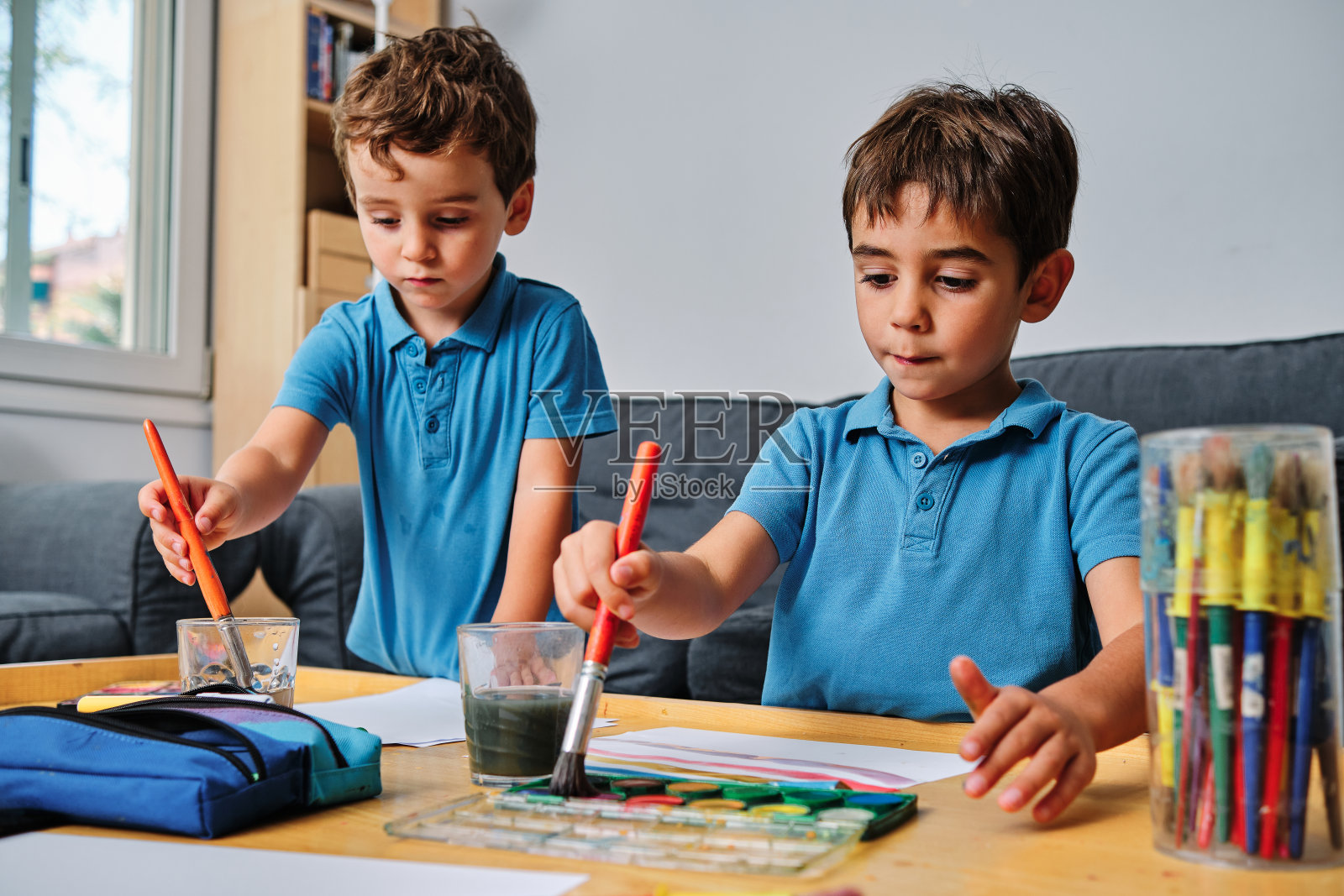 小男孩们在玩颜色和绘画照片摄影图片