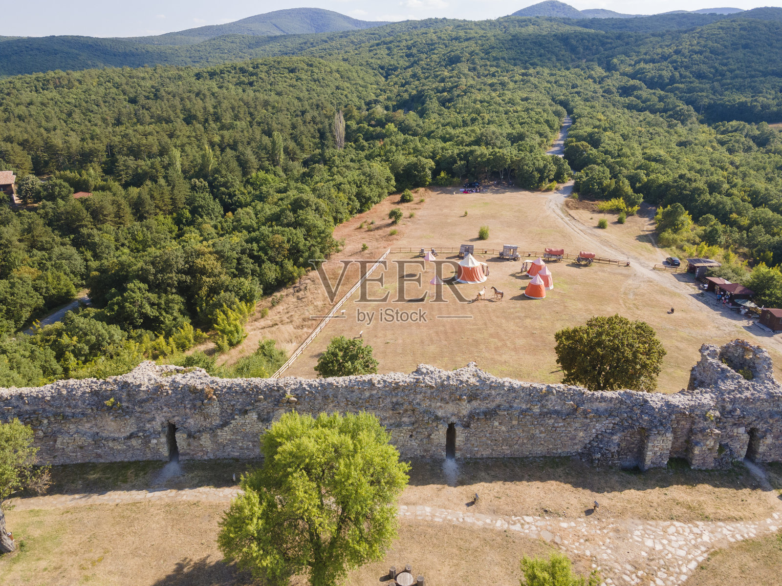 保加利亚，古老的Mezek要塞遗址鸟瞰图照片摄影图片