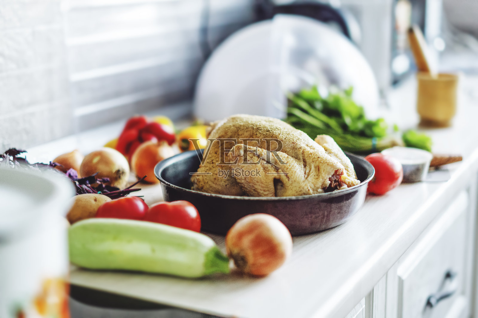 桌上放着生的整鸡照片摄影图片