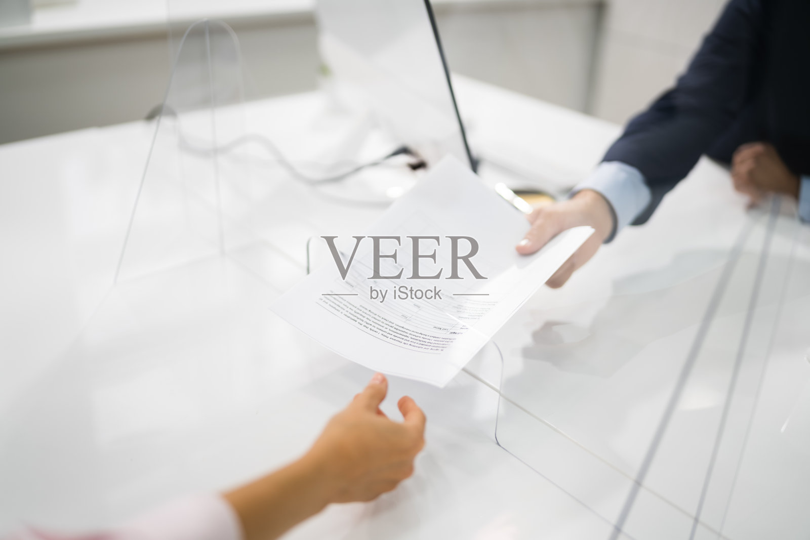 通过防喷嚏器发送合同文件照片摄影图片