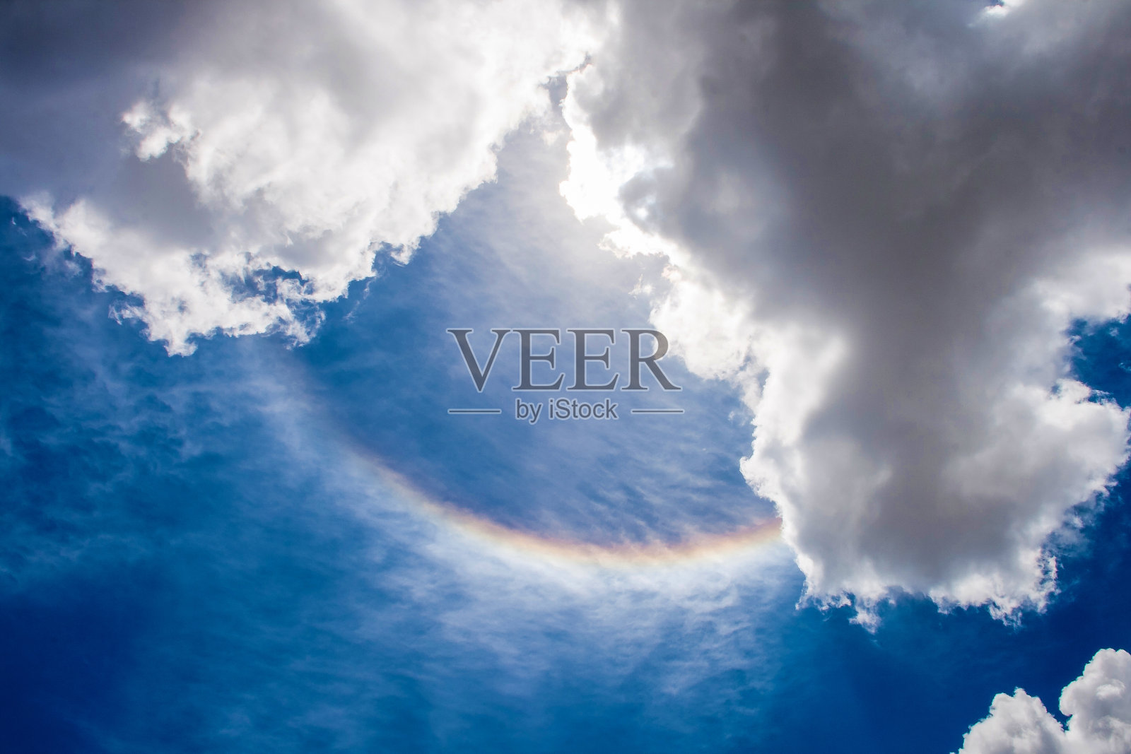 天空中的彩虹照片摄影图片