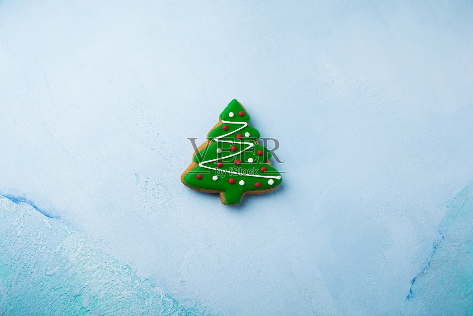 姜饼的形式的圣诞树在蓝色的背景。有选择性的重点。前视图。副本的空间。照片摄影图片