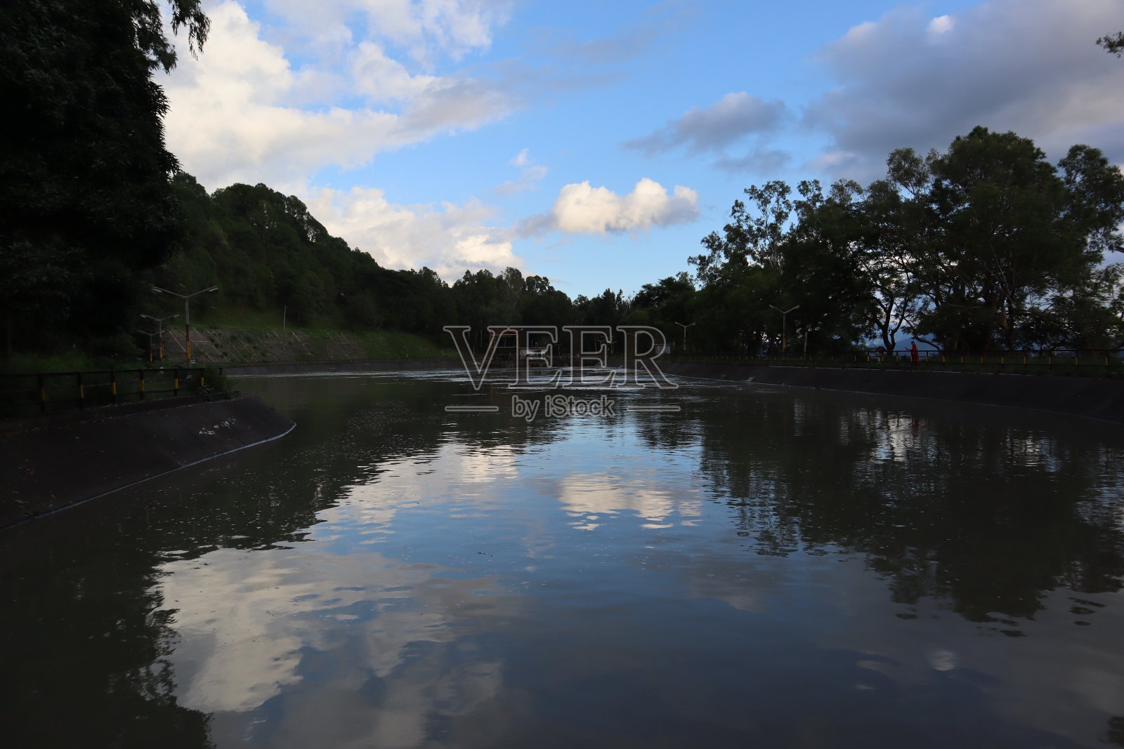 湖面上天空的倒影照片摄影图片