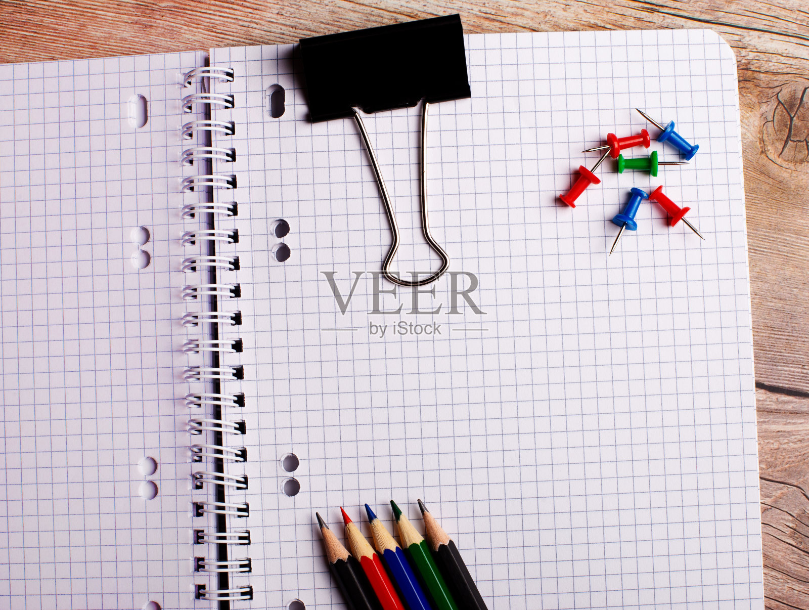 在一张木桌上有一个空笔记本，彩色的按钮和明亮的铅笔。平的。本空间照片摄影图片