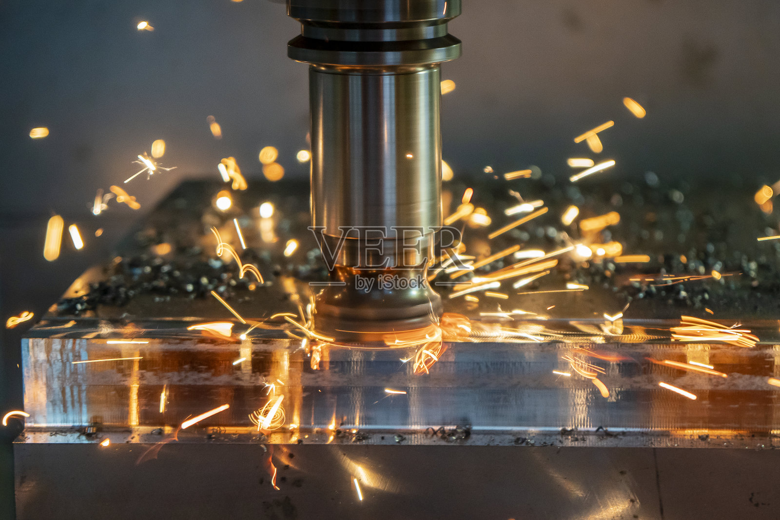 数控铣床的燃烧切屑采用可转位立铣刀进行粗切削。照片摄影图片