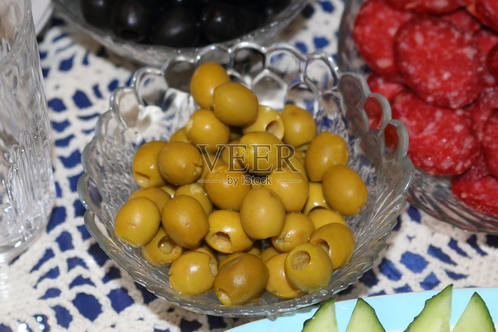 节日桌上的橄榄照片摄影图片