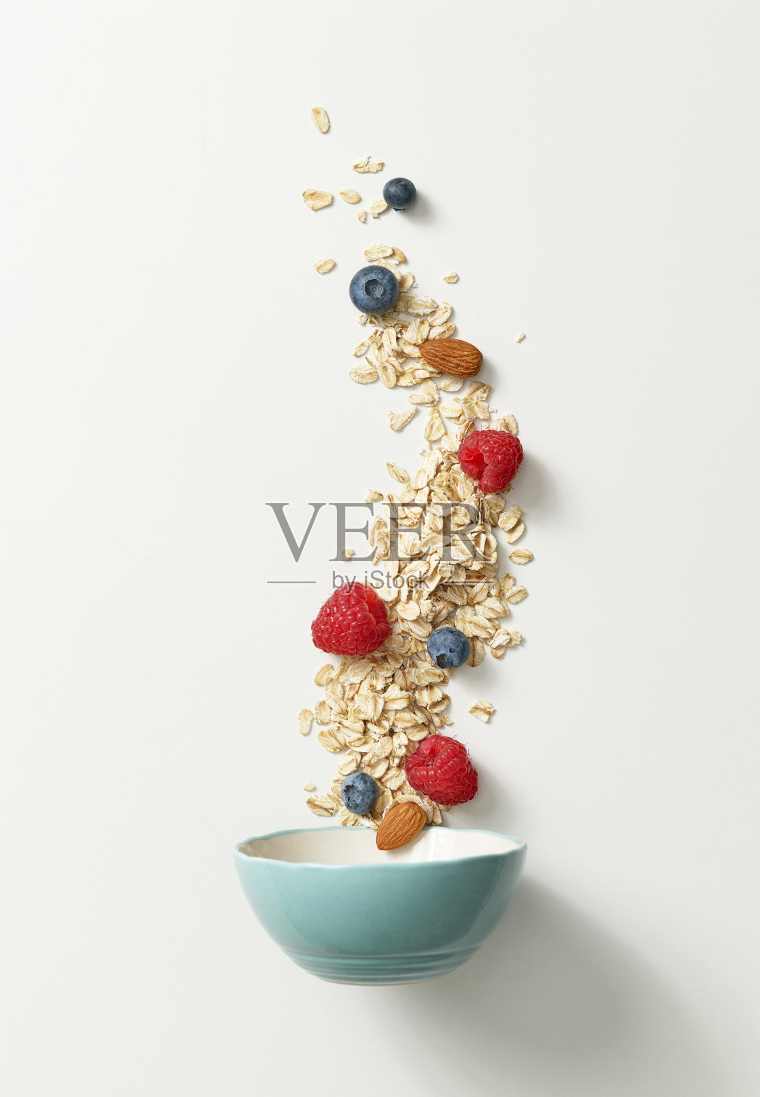 一碗燕麦、杏仁和浆果照片摄影图片