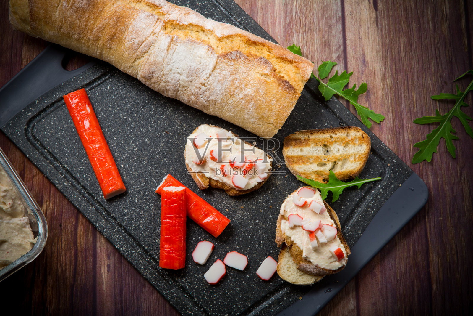 芝士三明治，上面放蟹肉条照片摄影图片