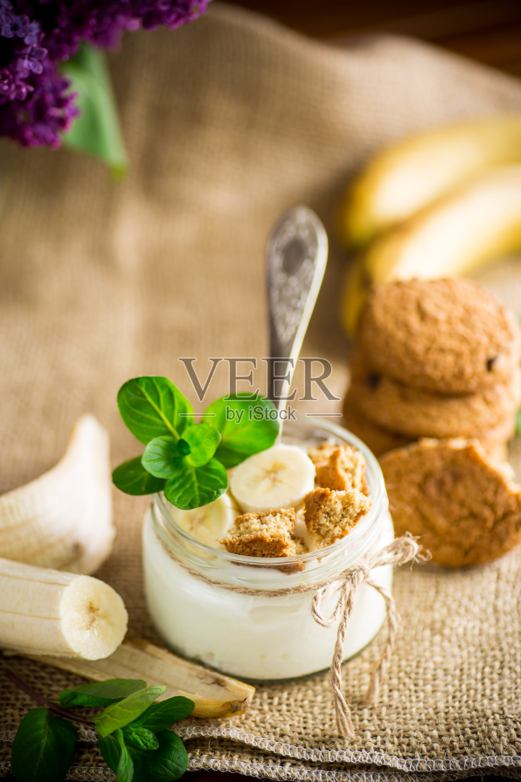 香甜的自制酸奶配新鲜香蕉和燕麦饼干片照片摄影图片