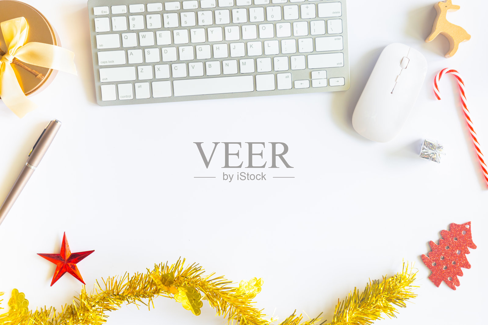 白色圣诞，办公桌办公笔记本电脑，装饰和工作用品与一杯咖啡。顶部视图与复制空间输入文本。平铺书桌桌子冬天圣诞节。业务假期的概念。照片摄影图片