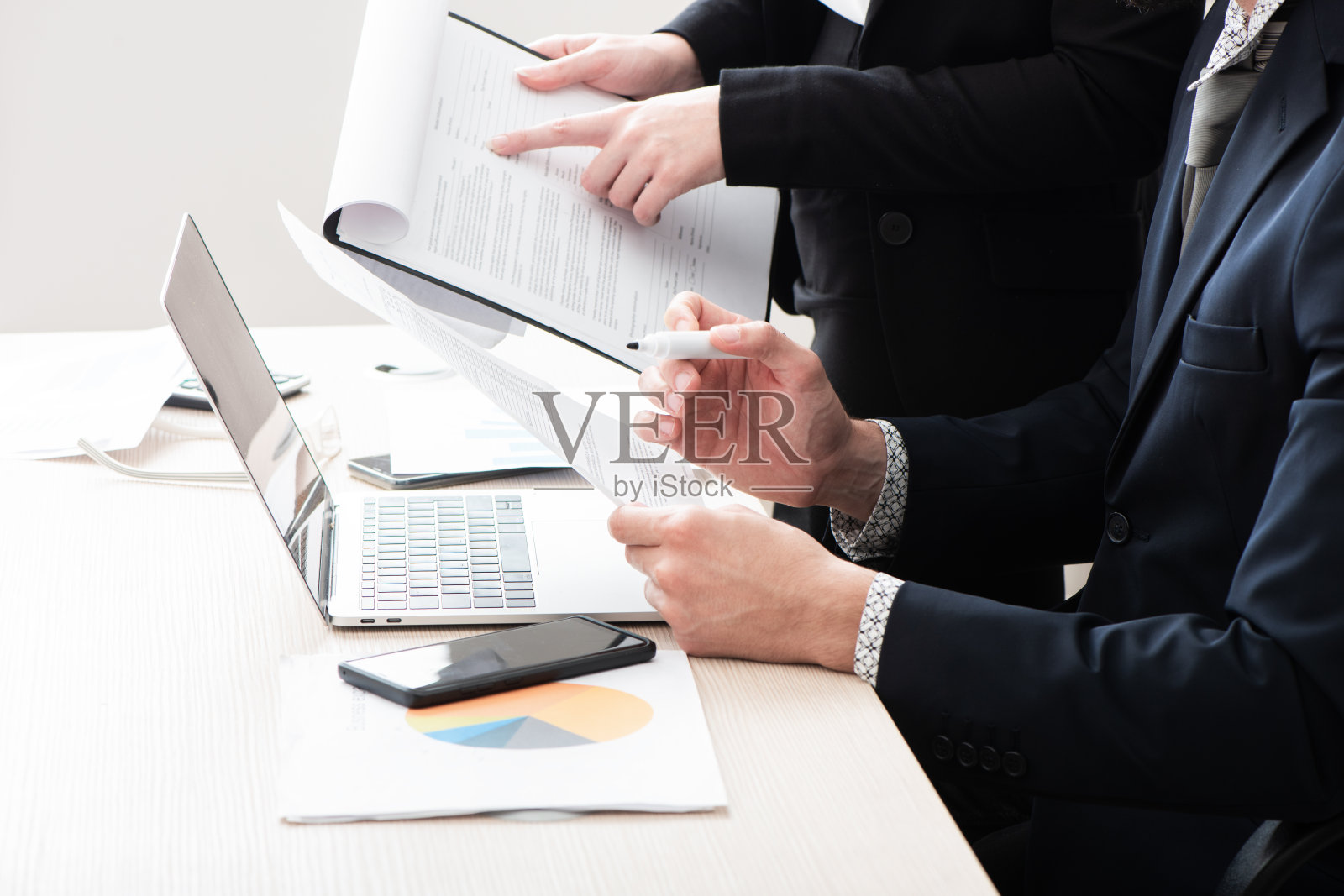 商务人士在会议上讨论商业计划照片摄影图片