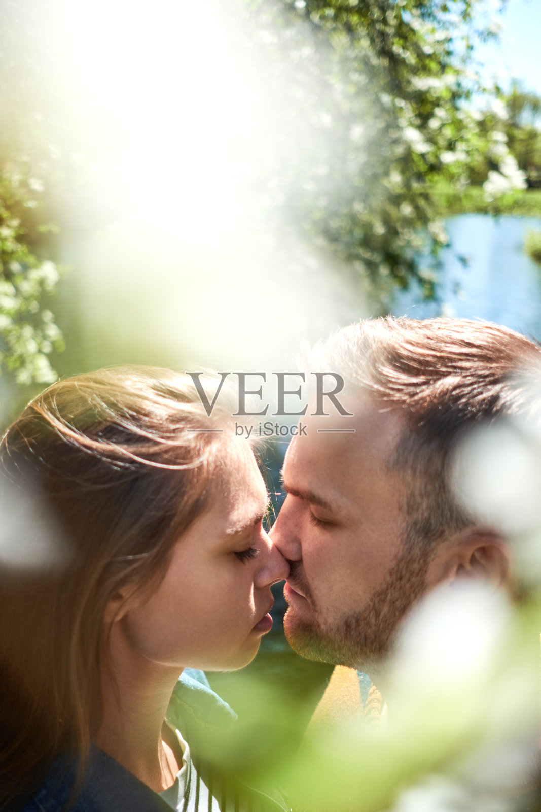 鼻子对鼻子的浪漫照片摄影图片