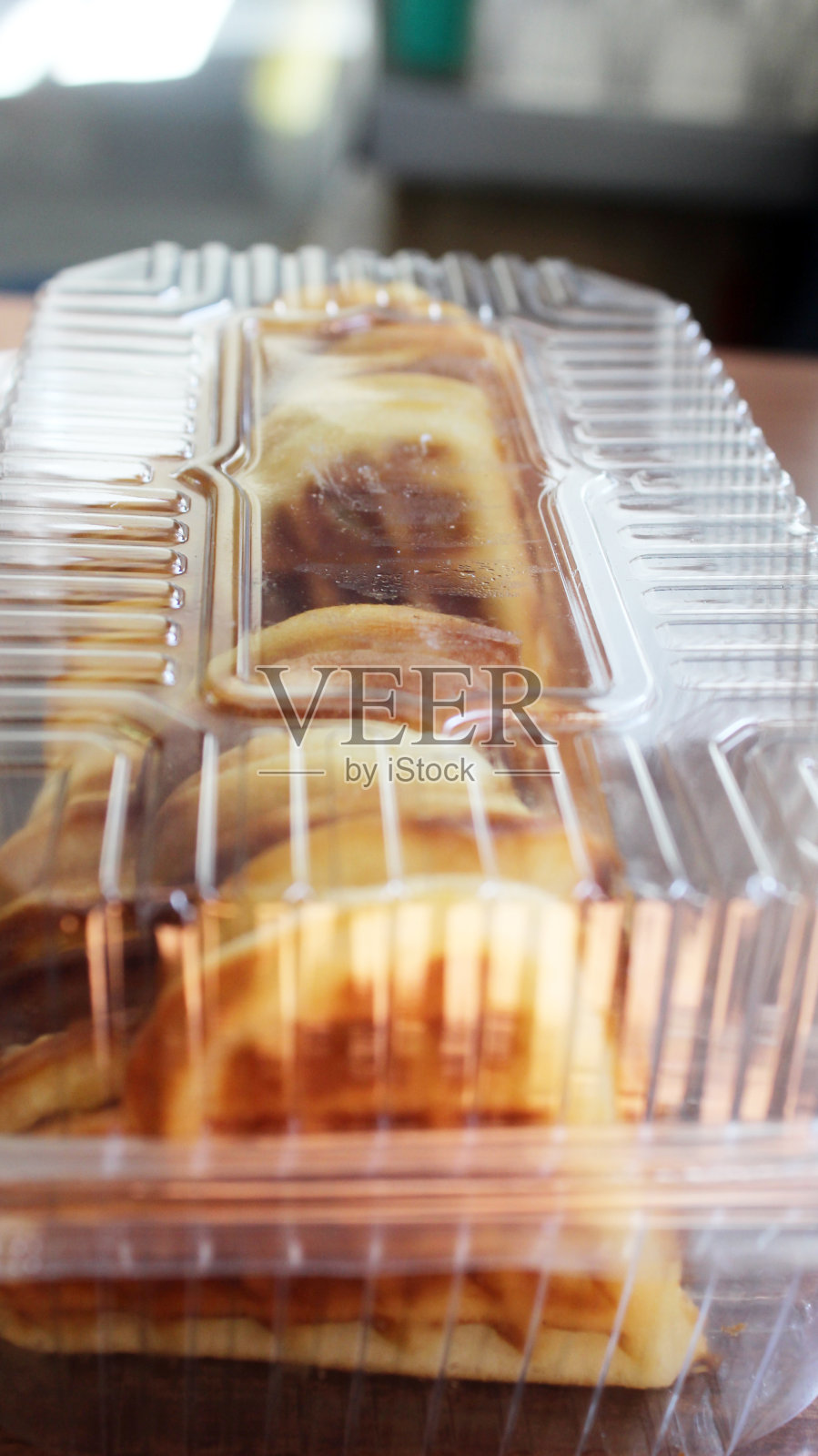 一次性塑料容器中的新鲜华夫饼照片摄影图片