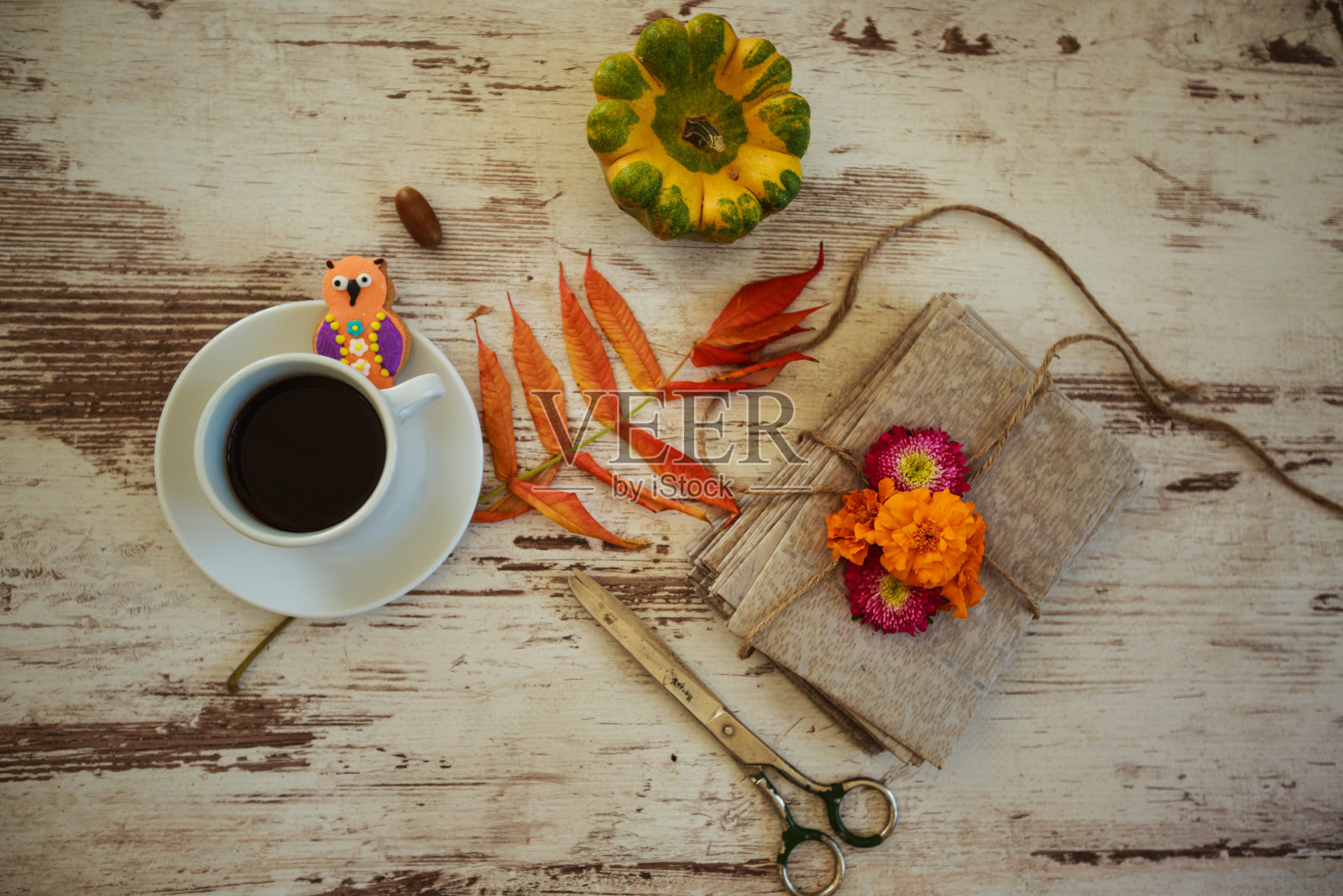 秋天的时候，一张放着信封和咖啡的桌子照片摄影图片