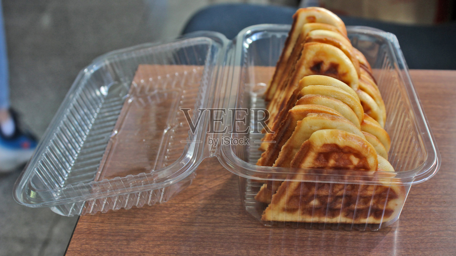 一次性塑料容器中的新鲜华夫饼照片摄影图片