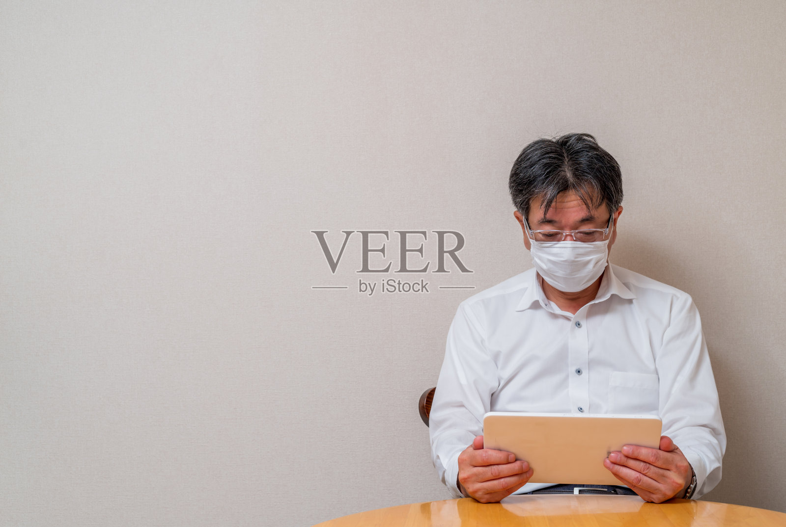 中年男子在日本家中工作照片摄影图片