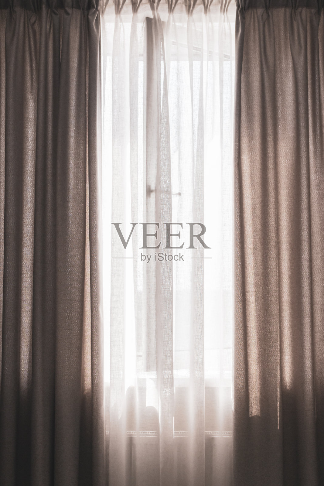 带窗帘的窗户，垂直的。公寓的设计。灰色的窗帘和敞开的窗户。国内的内部。现代家居装饰。照片摄影图片