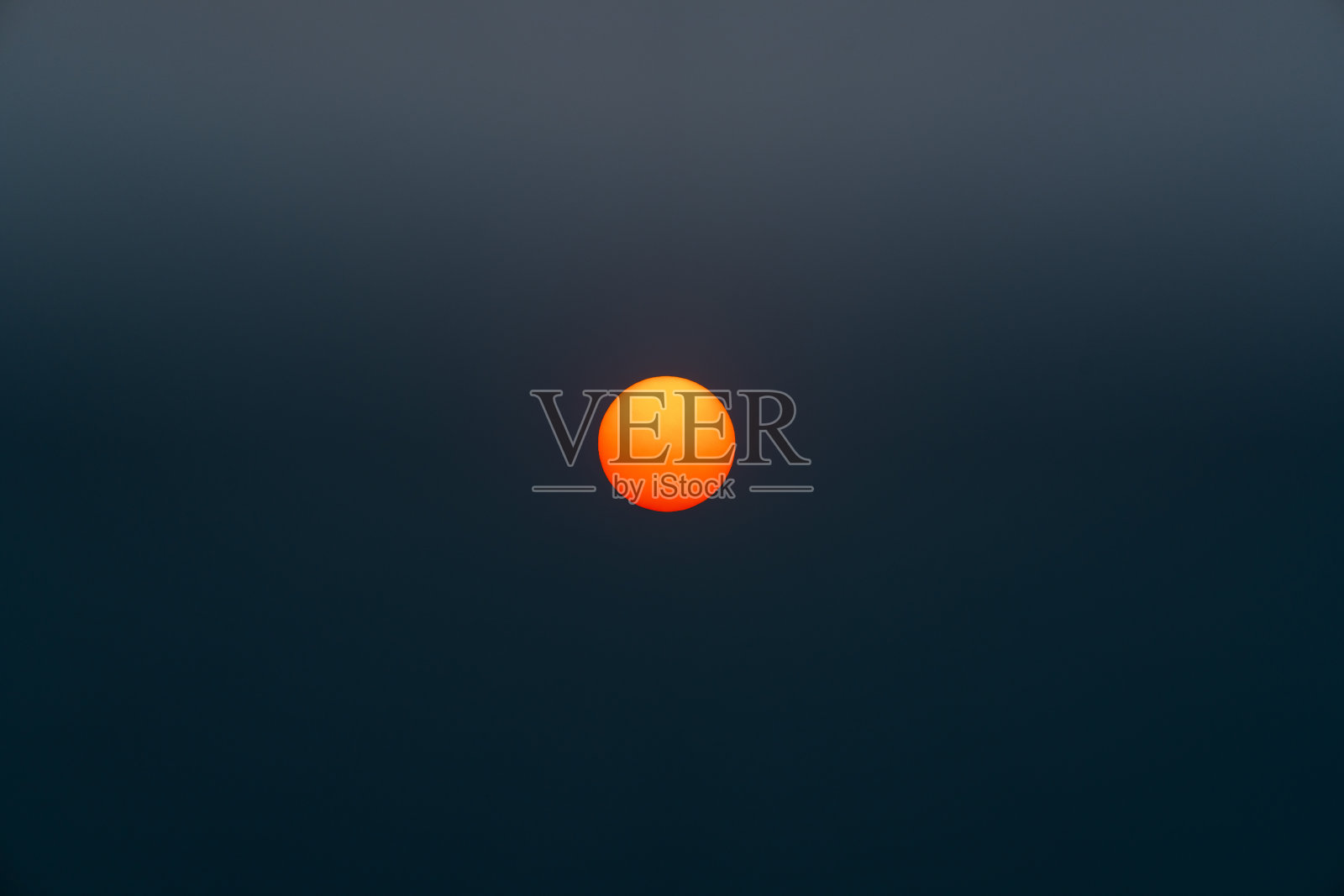 橙色的太阳在烟雾弥漫的天空里内华达附近。照片摄影图片