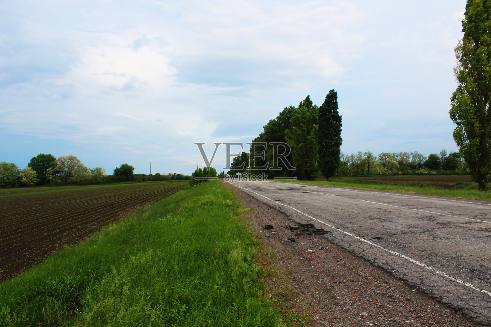 恶劣天气下的乡间小路照片摄影图片