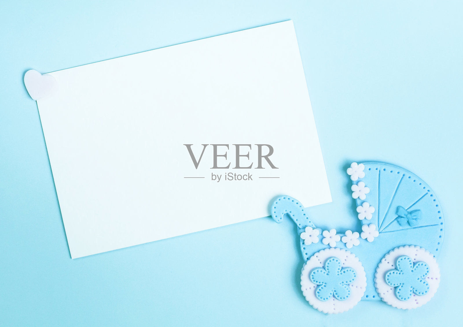 这是一张男孩蓝色的卡片。新生的背景。宝宝派对邀请。出生公告。平铺，拷贝空间照片摄影图片