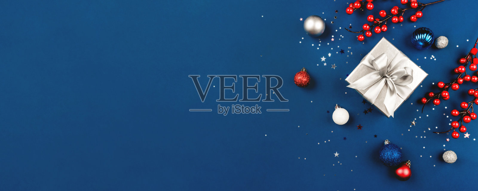 圣诞背景的礼品盒和装饰品。照片摄影图片