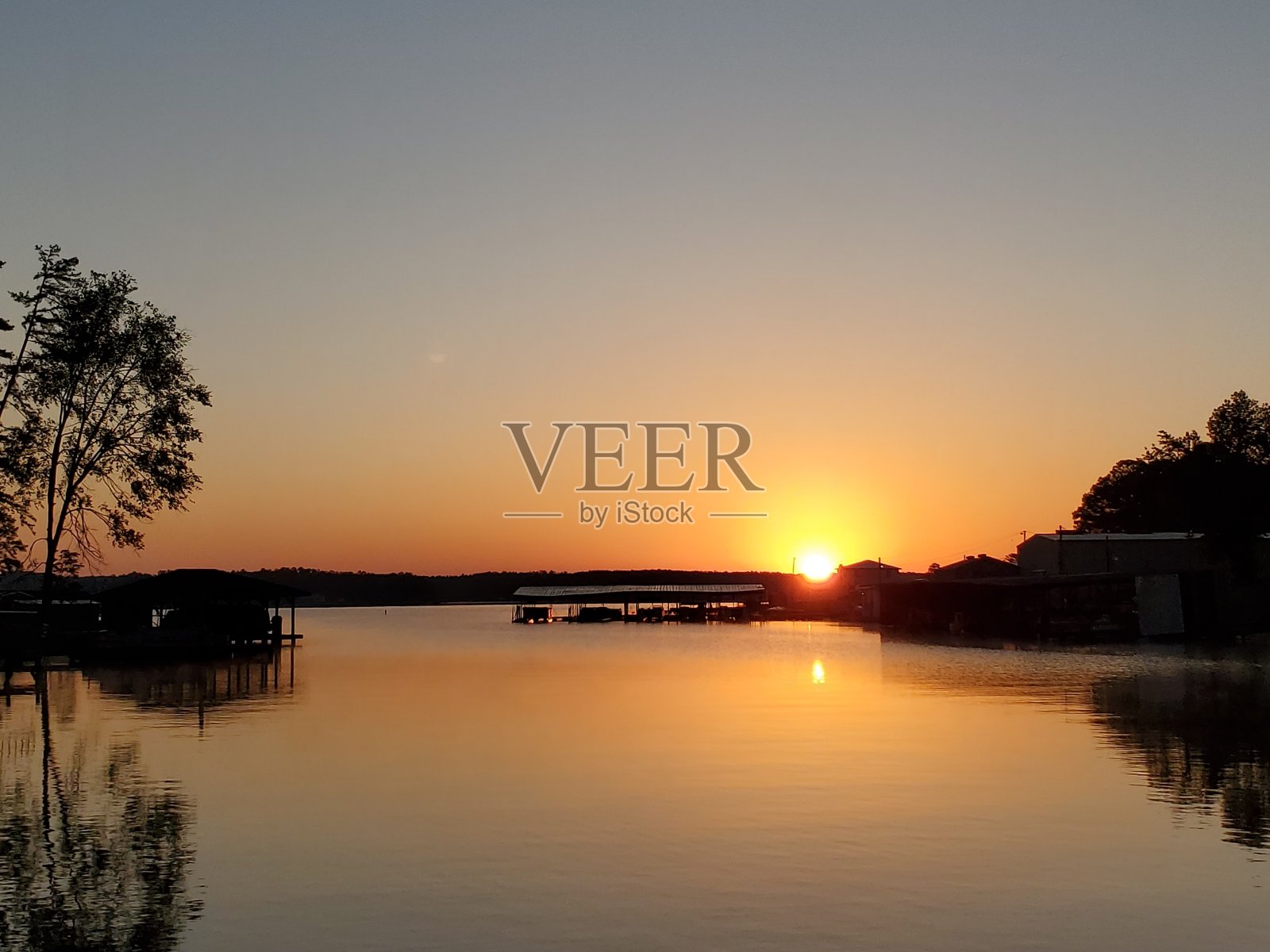 一个金色和橙色混合的湖泊日出照片摄影图片