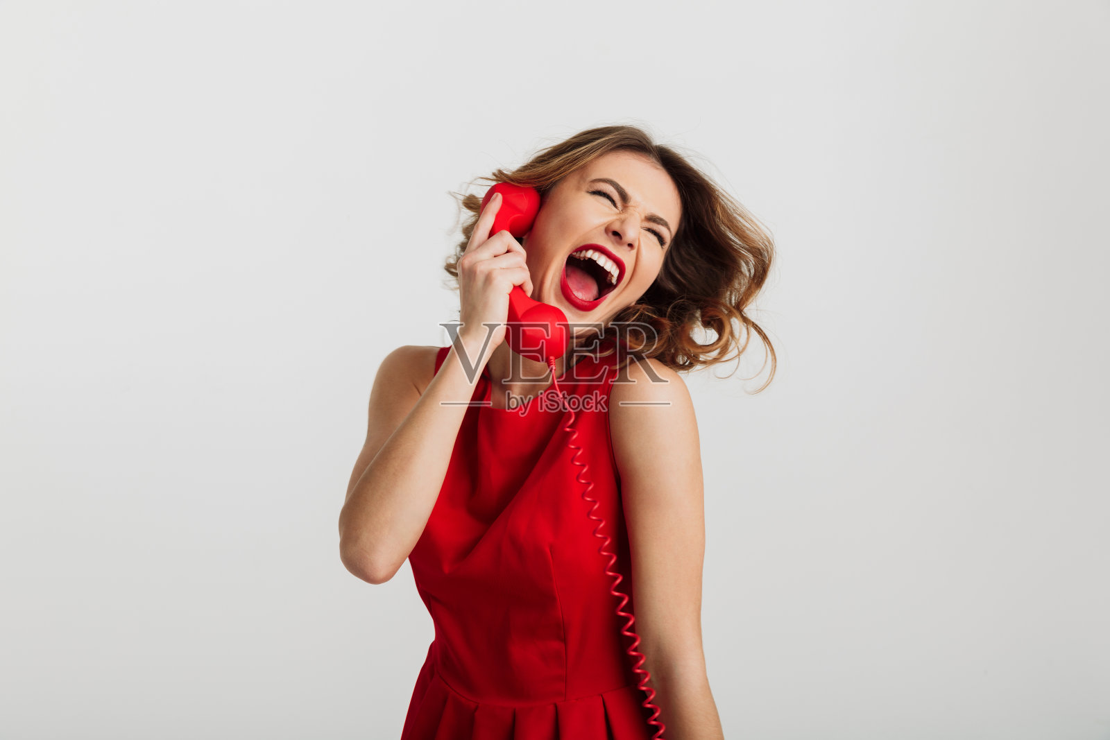 一个穿着红色连衣裙的年轻女子的肖像照片摄影图片