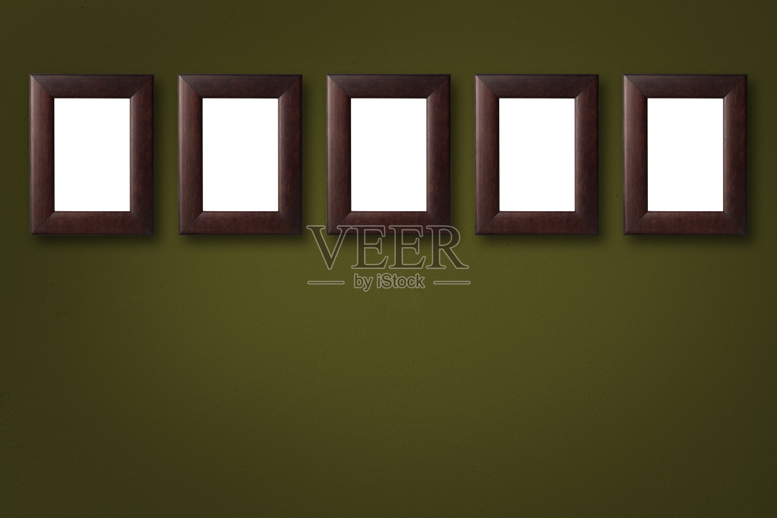 一排空白的木框仿造在深绿色的墙上。照片摄影图片