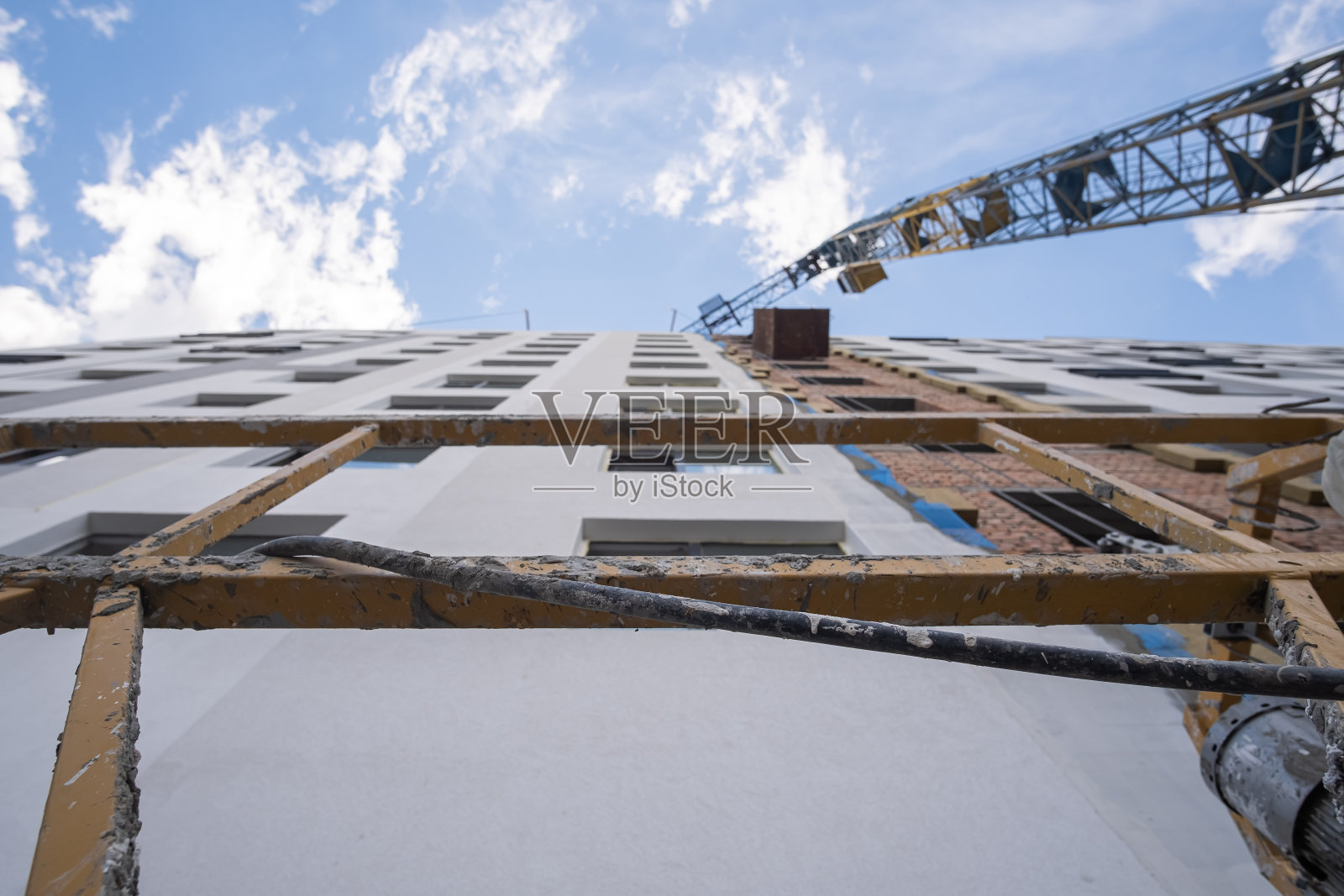 施工现场用起重机和建筑物，俯视照片摄影图片