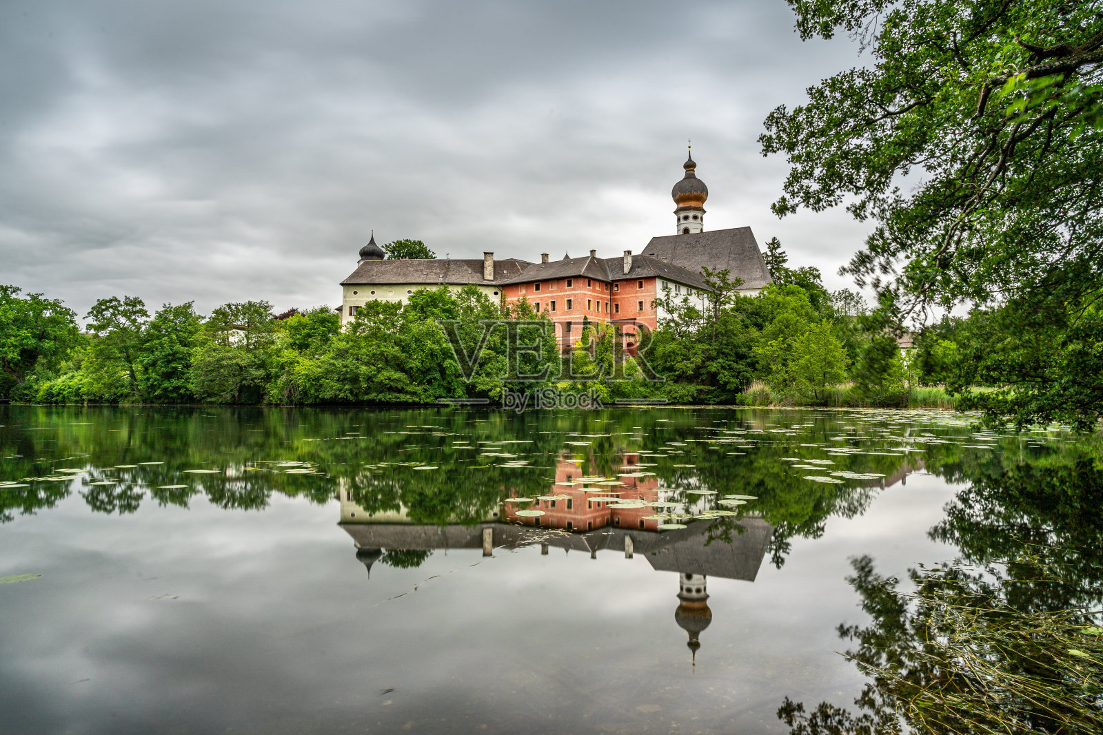 德国巴伐利亚州的霍格沃斯修道院和它在愤怒湖畔的倒影照片摄影图片