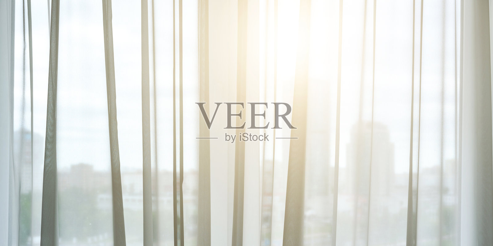 阳光透过透明的窗帘照进房间照片摄影图片