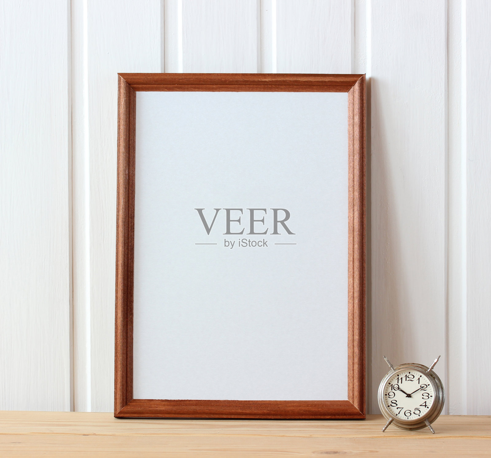 空木架和复古闹钟放在桌子上。照片摄影图片