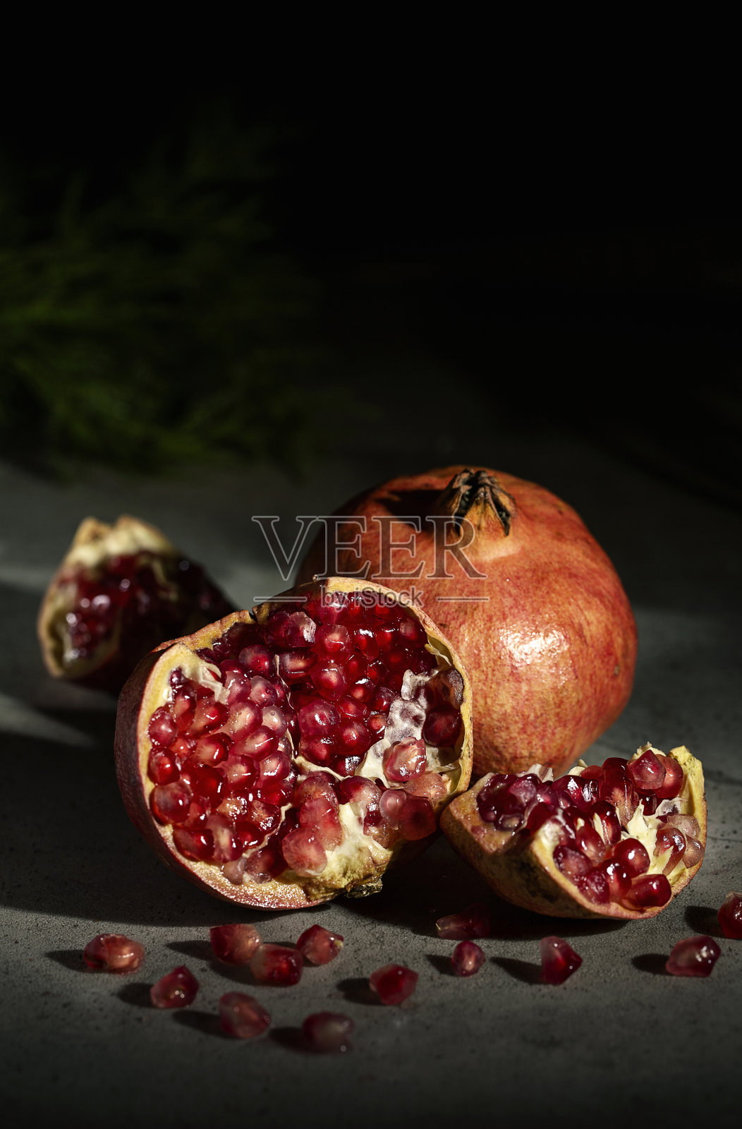 石榴照亮了巴洛克风格的“石榴整体而开放”。静物画照片摄影图片