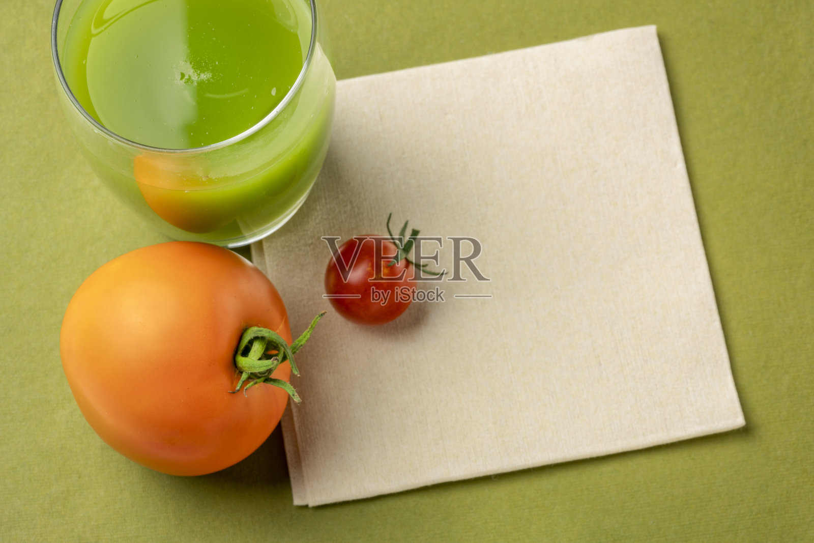 一杯绿黄瓜番茄汁照片摄影图片