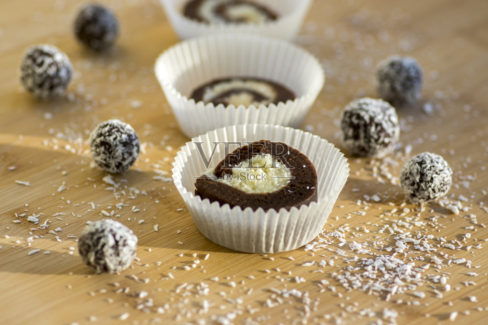 派对生咖啡和椰子饼干纸杯蛋糕放在竹木桌上，椰子丝，美味的球照片摄影图片