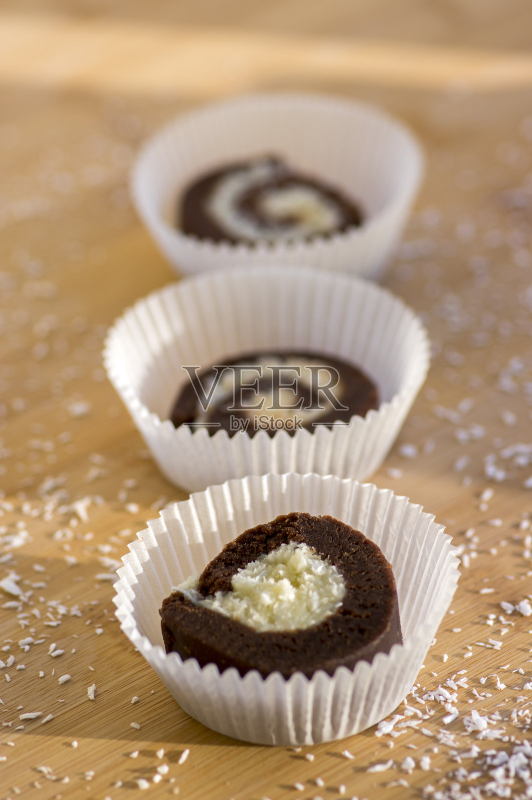 派对生咖啡和椰子饼干纸杯蛋糕放在竹木桌上，椰丝照片摄影图片