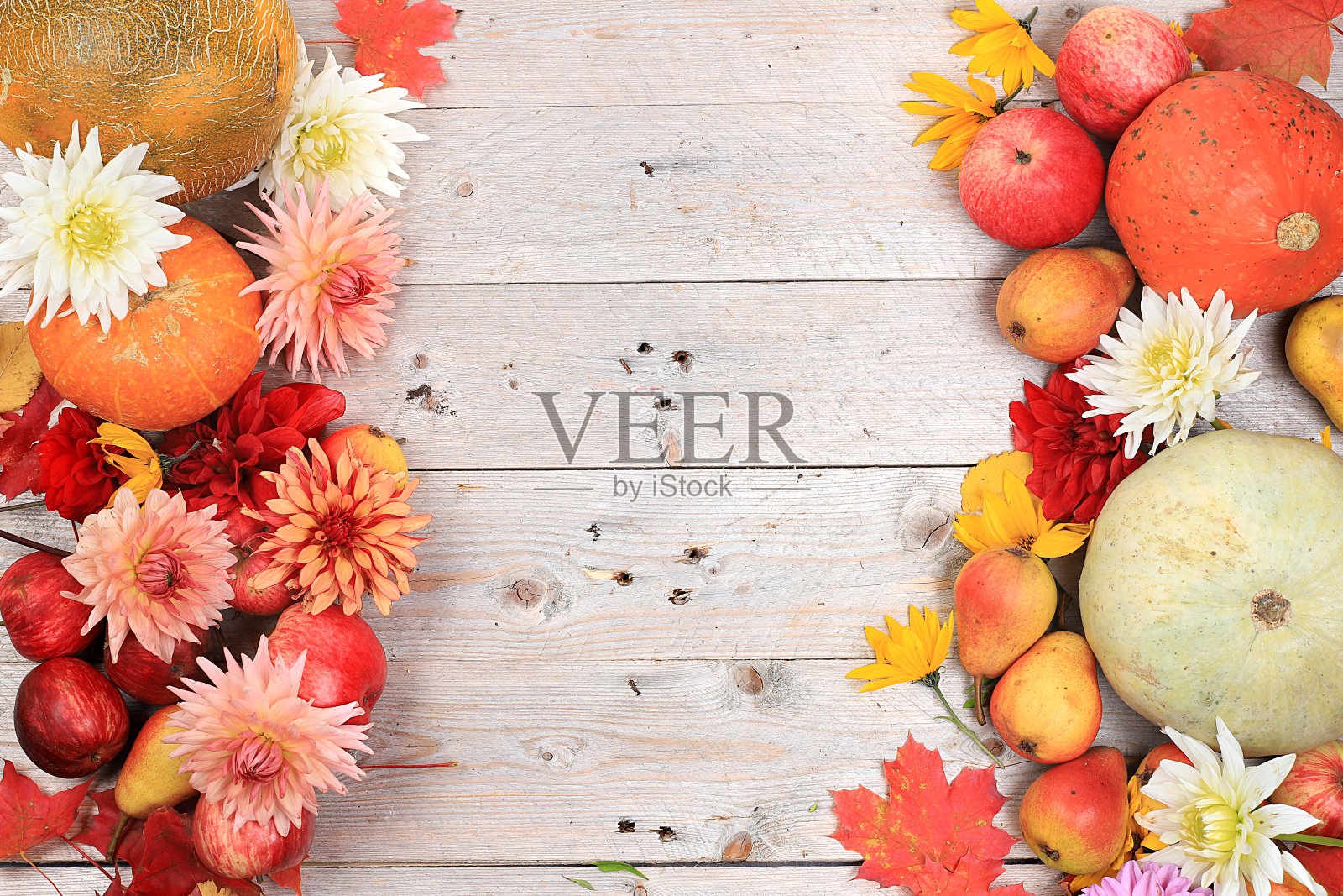 感恩节快乐概念，明信片秋季背景与季节性的梨，南瓜，苹果和花在木制的背景，复制空间，选择性的焦点。收获,照片摄影图片