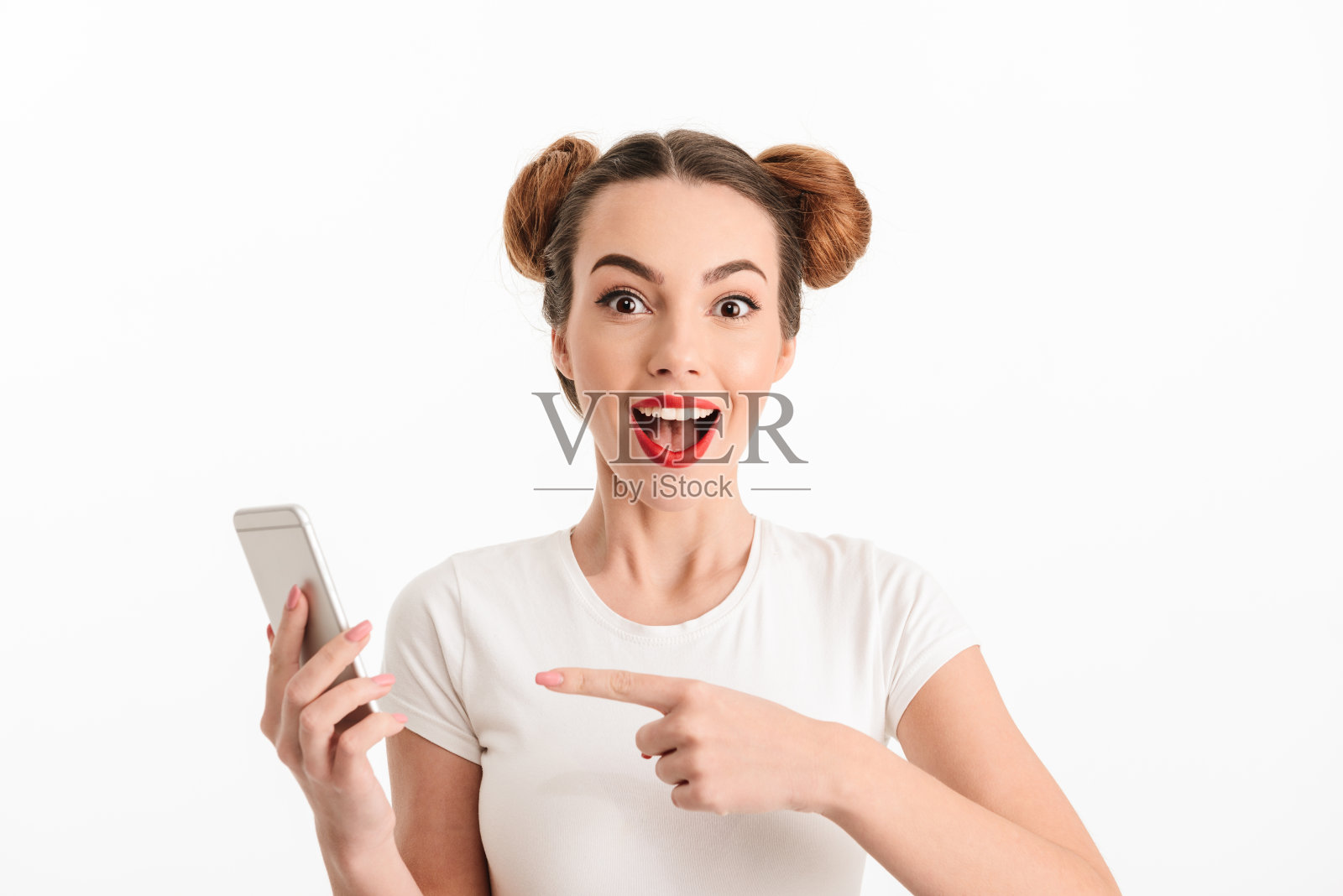 一个微笑随意的女孩指着的肖像照片摄影图片