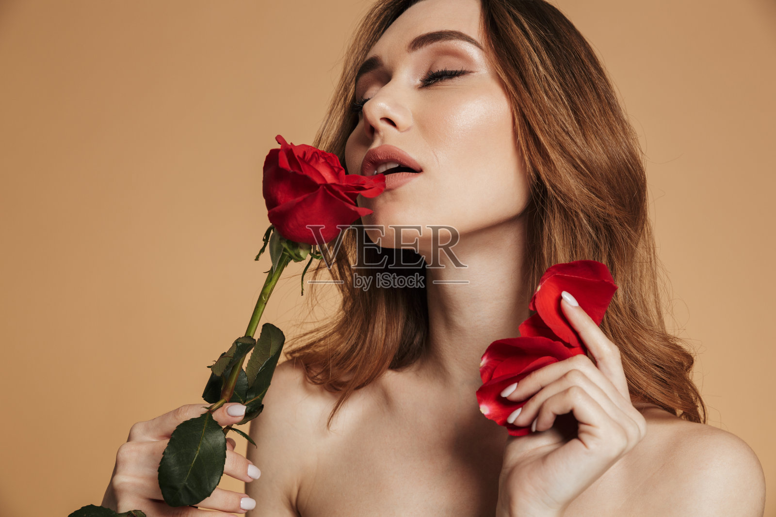 一个赤膊迷人的年轻女孩的肖像照片摄影图片