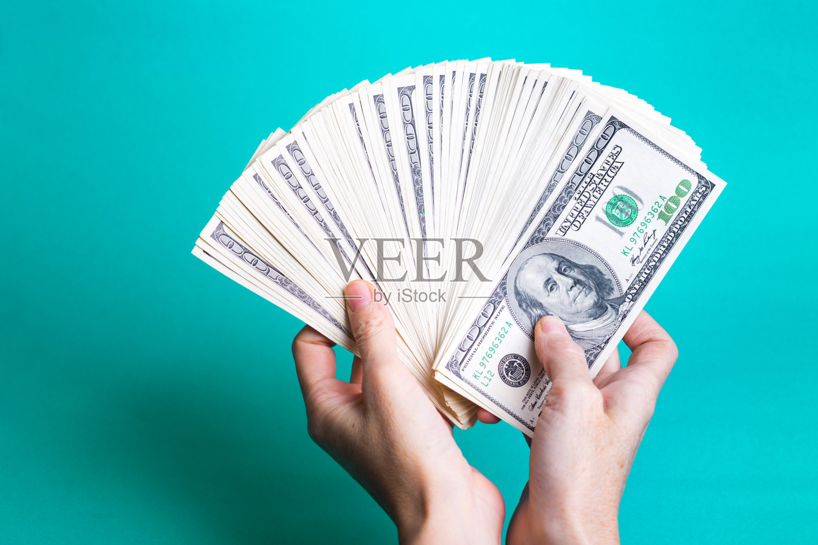 女孩手里拿着一批美元照片摄影图片