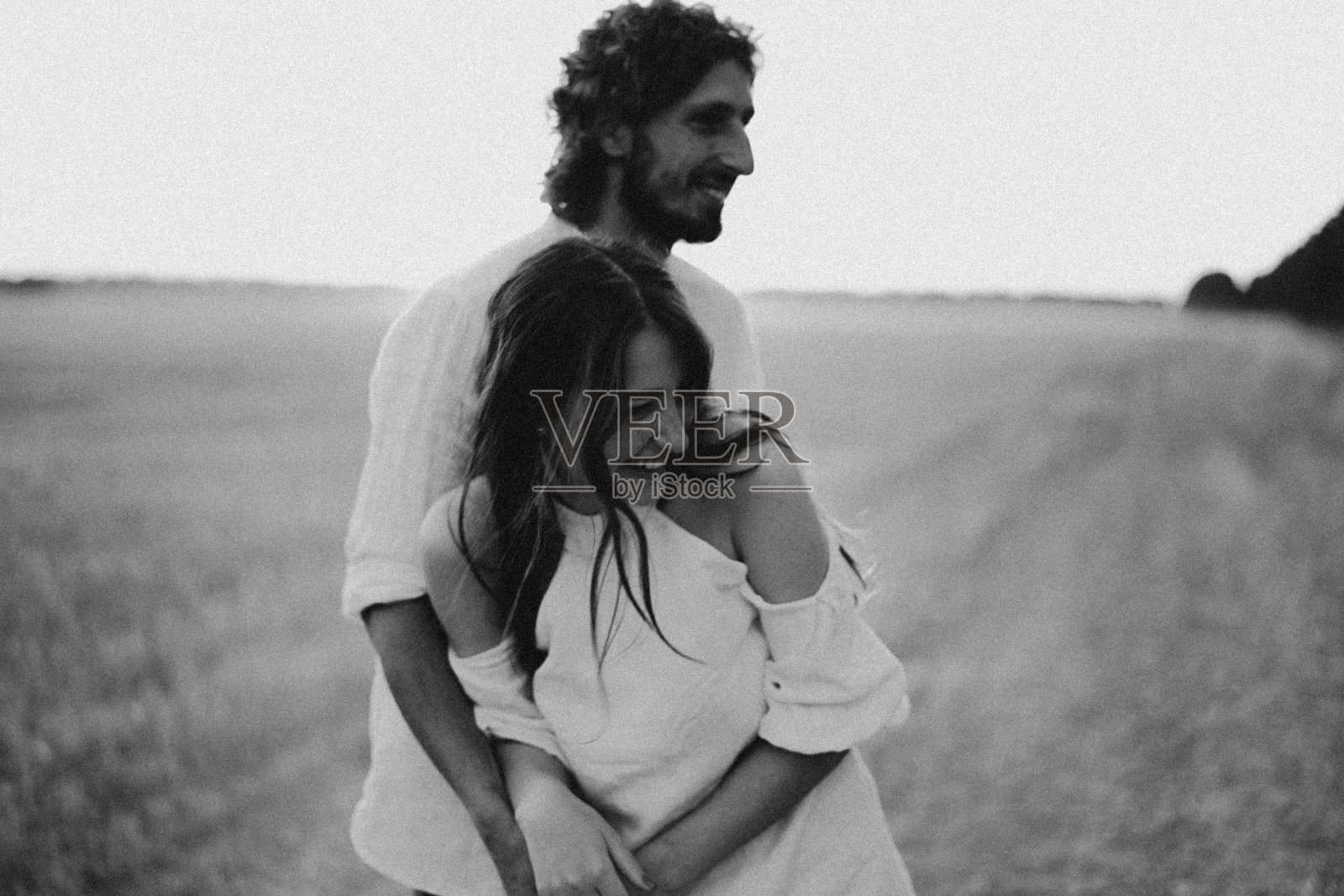 情侣在自然中相拥，幸福相伴照片摄影图片