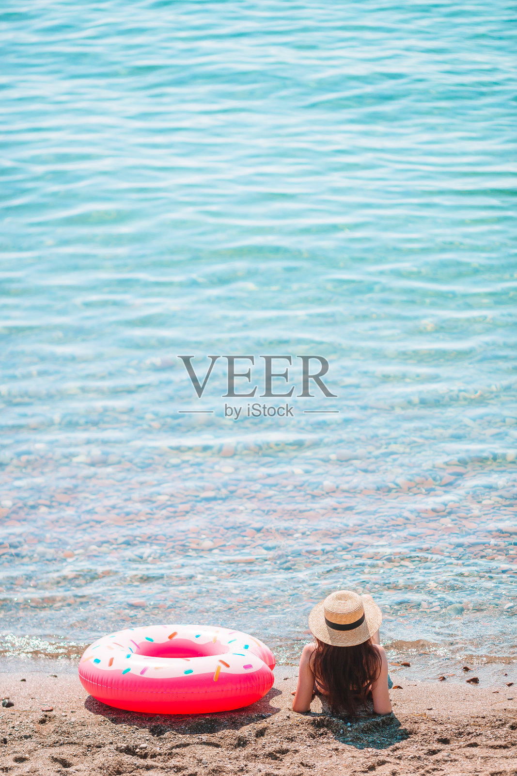 戴着帽子的年轻女子在海滩度假照片摄影图片