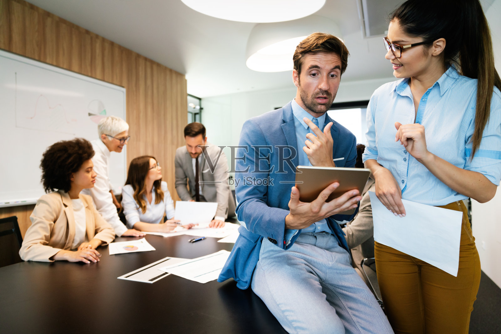 业务同事在会议室作报告时照片摄影图片