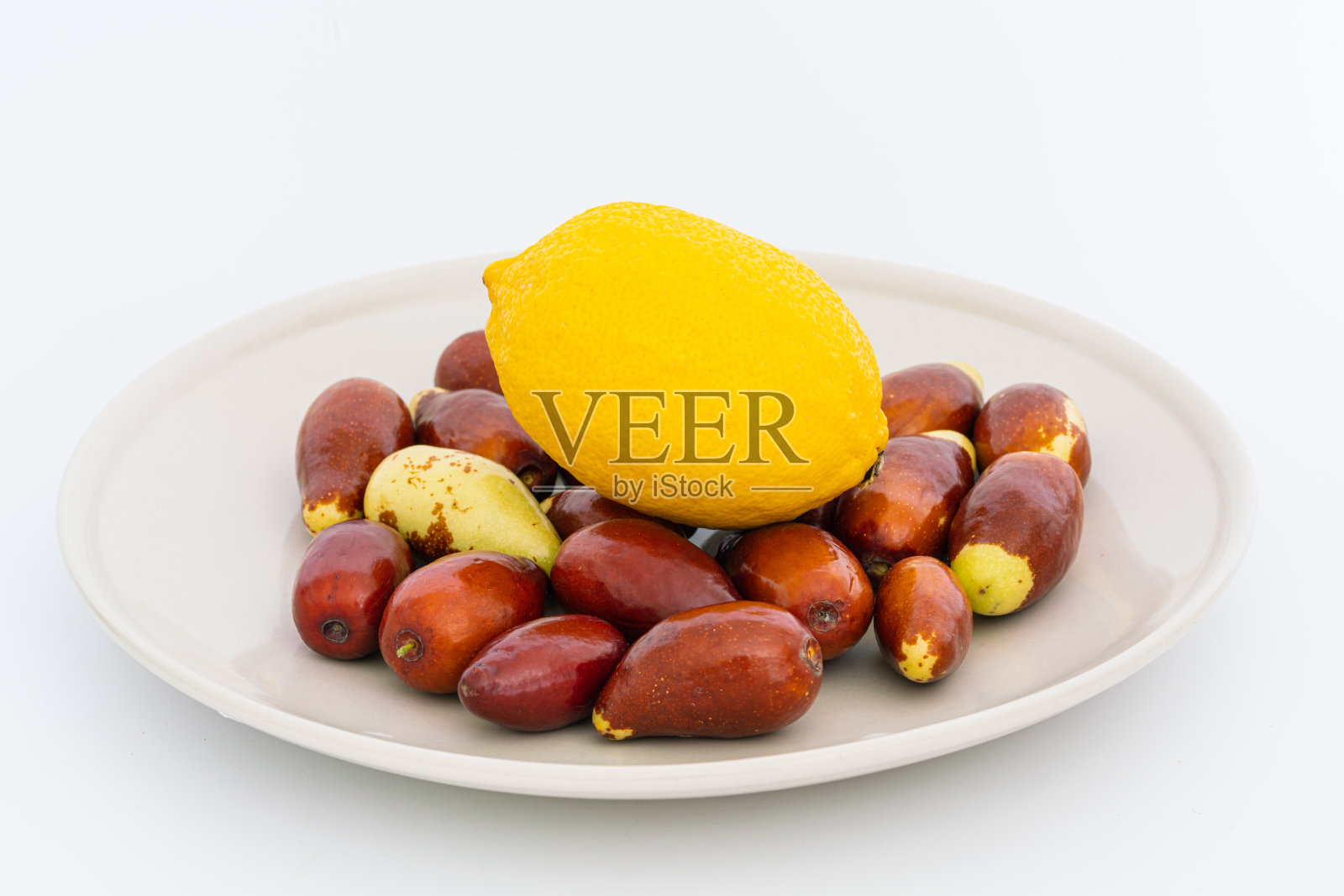 新鲜柠檬和新鲜红枣照片摄影图片